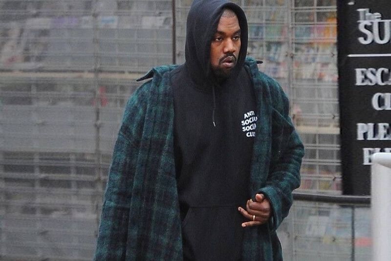 Kanye West mặc áo hoodie anti social club năm 2016